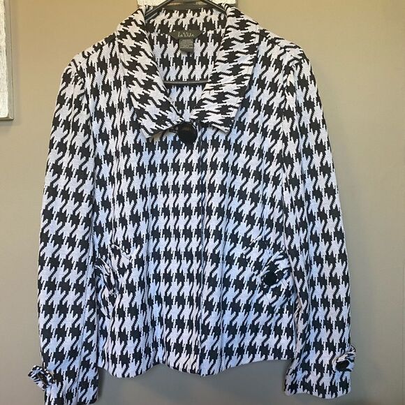 La Vita Jackets & Blazers - La Vita Women’s Black and White Blazer